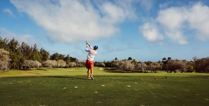 Descubre los mejores consejos y técnicas para practicar golf y mejorar