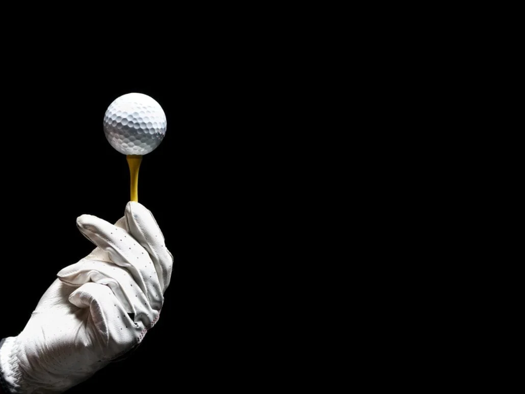 FOTO MANO CON BOLA GOLF