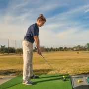 Descubre los mejores consejos y técnicas para practicar golf y mejorar tu juego