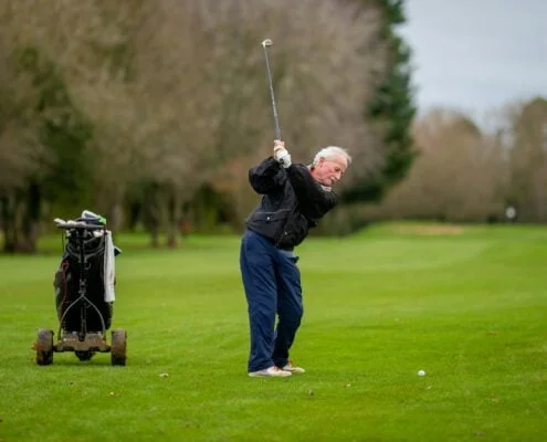Mejora tu juego de golf con consejos y técnicas mientras disfrutas jugando al golf